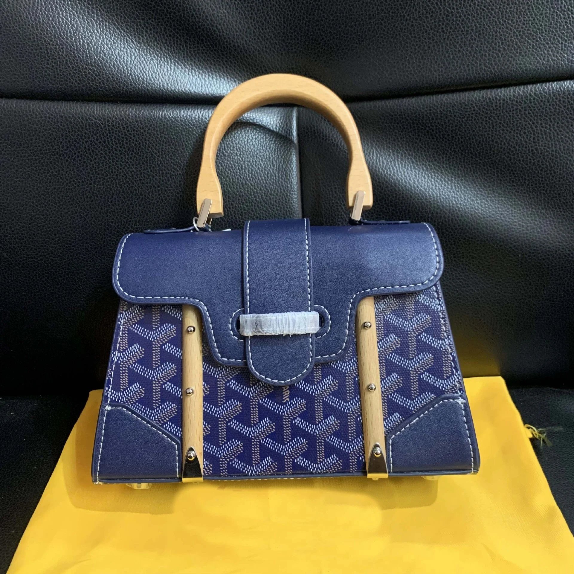 宝蓝色 宝蓝色